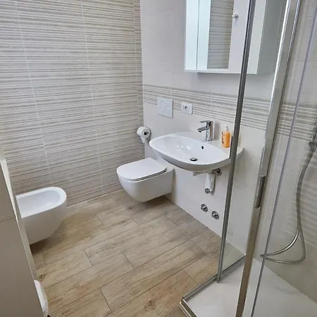 Cattaneo 65 - 3 Bedrooms, 5 Minutes From And Station - Parking * Lecco