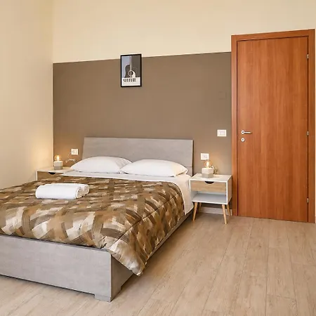 Cattaneo 65 - 3 Bedrooms, 5 Minutes From And Station - Parking 公寓