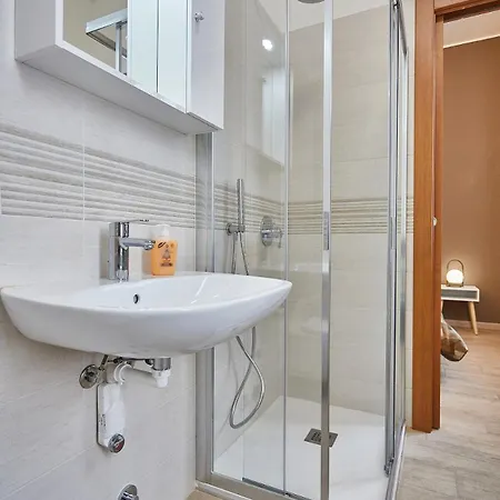 Cattaneo 65 - 3 Bedrooms, 5 Minutes From And Station - Parking * Lecco